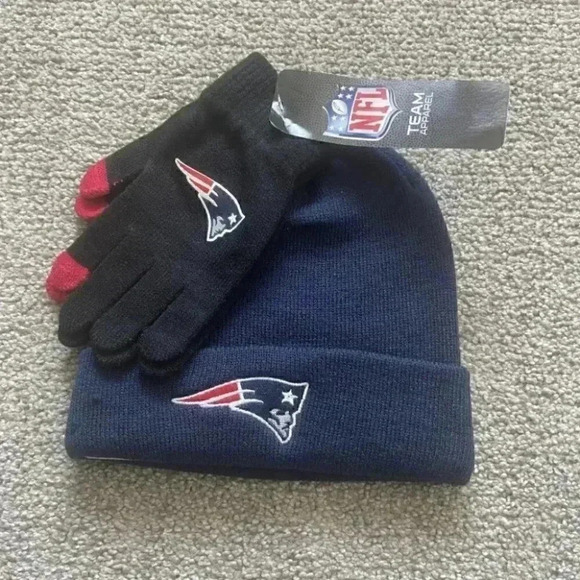 NFL Patriots Cuffed Knit Hat and Mittens Set - Picture 1 of 5